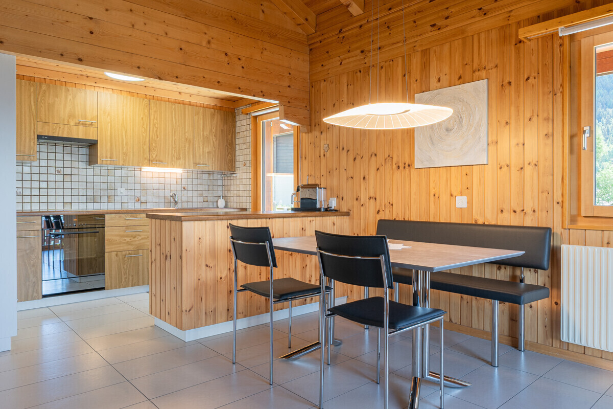 Holzvertäfelte Wohnküche mit Essbereich