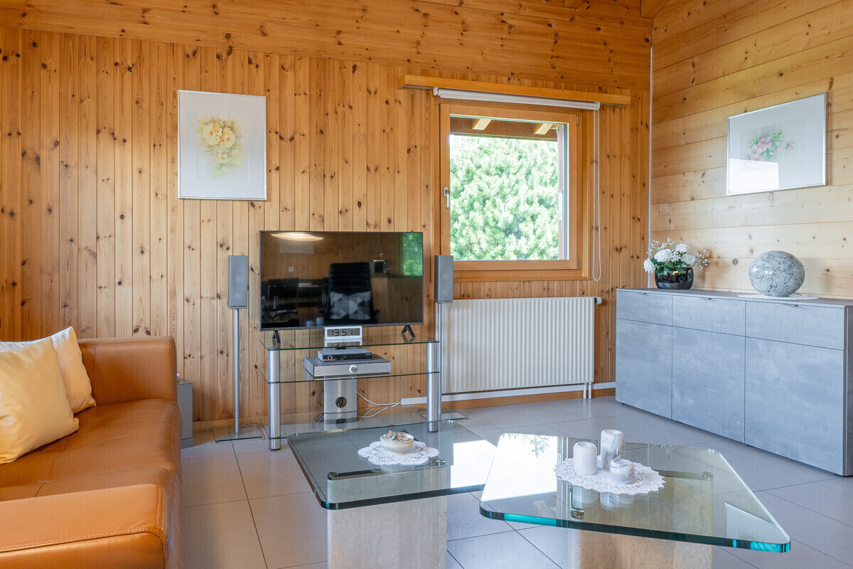 Wohnzimmer mit Holzverkleidung