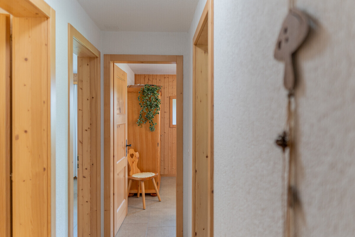 Flur mit Holztüren