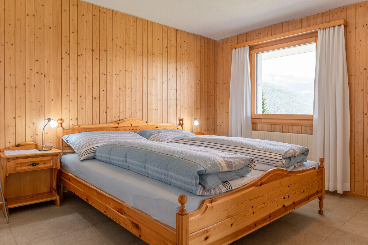 Gemütliches Schlafzimmer mit Holzverkleidung