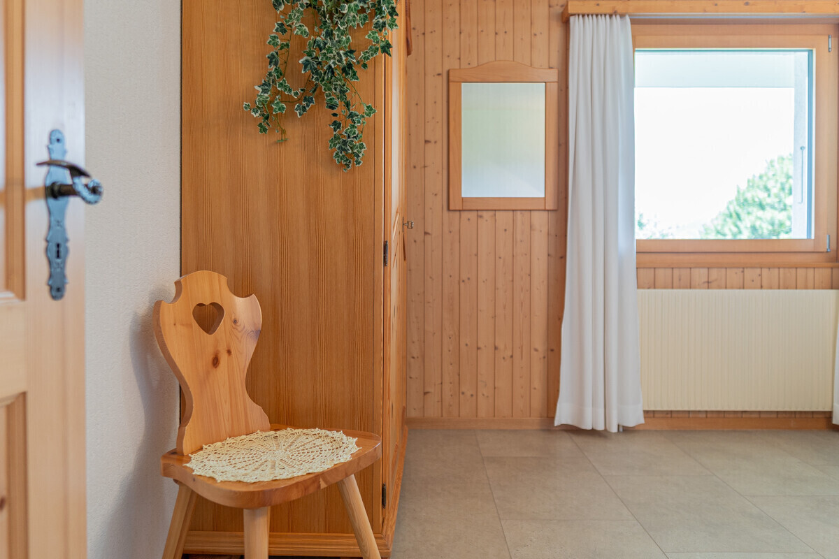 Heller Eingangsbereich mit Holzverkleidung