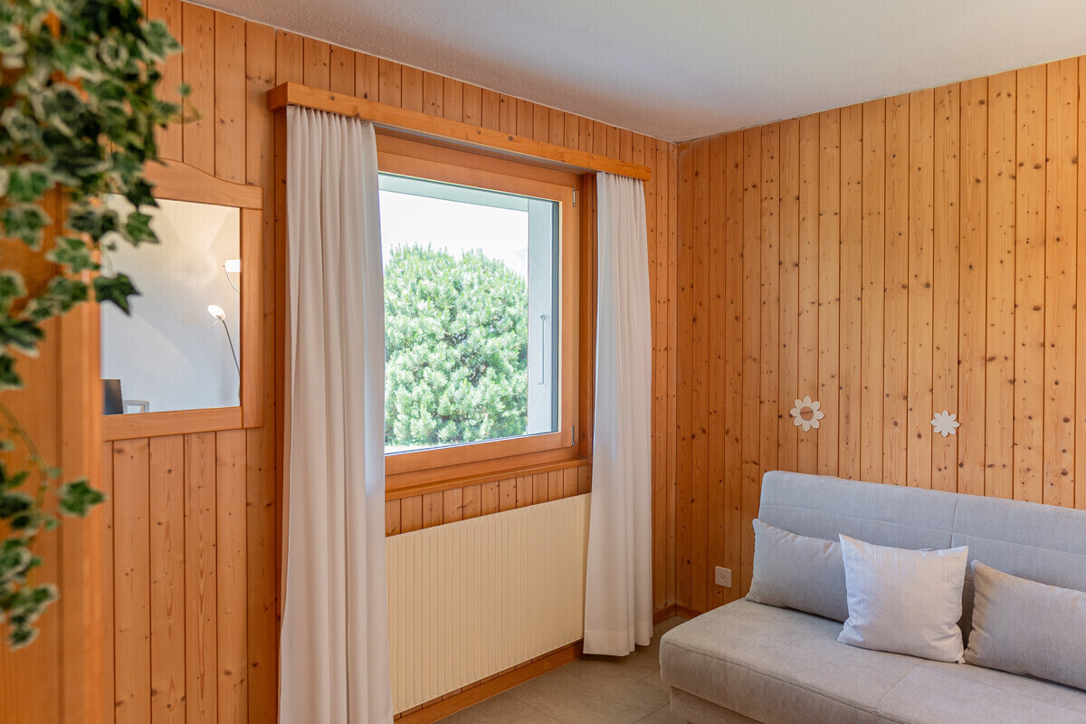 Gemütliches Schlafzimmer mit Holzvertäfelung