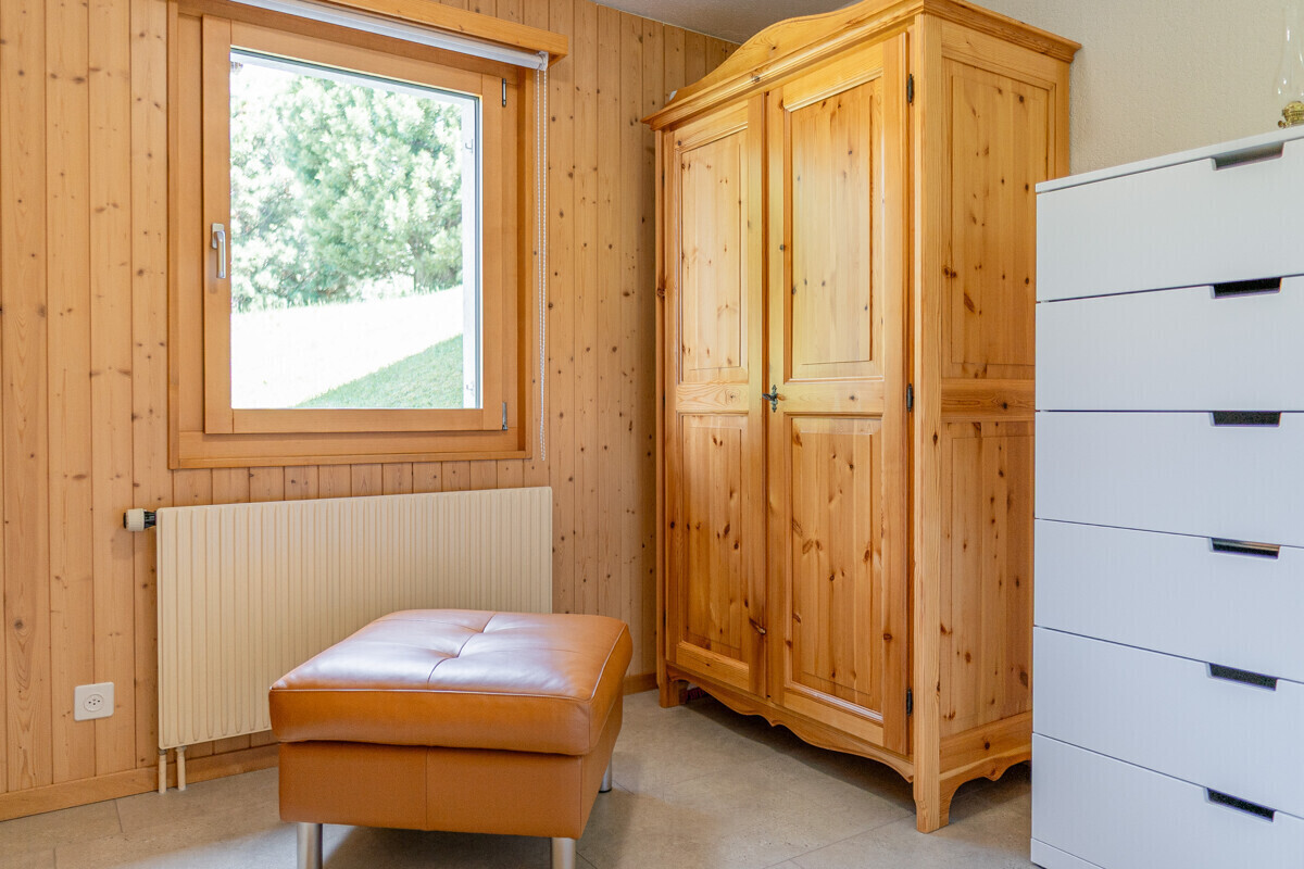 Holzvertäfelter Raum mit Fenster und Schränken