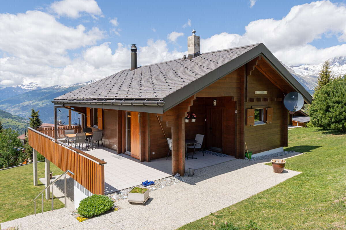 Alpines Holzchalet mit Terrasse
