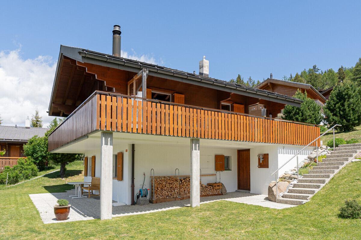Berghaus mit Holzfassade und Balkon