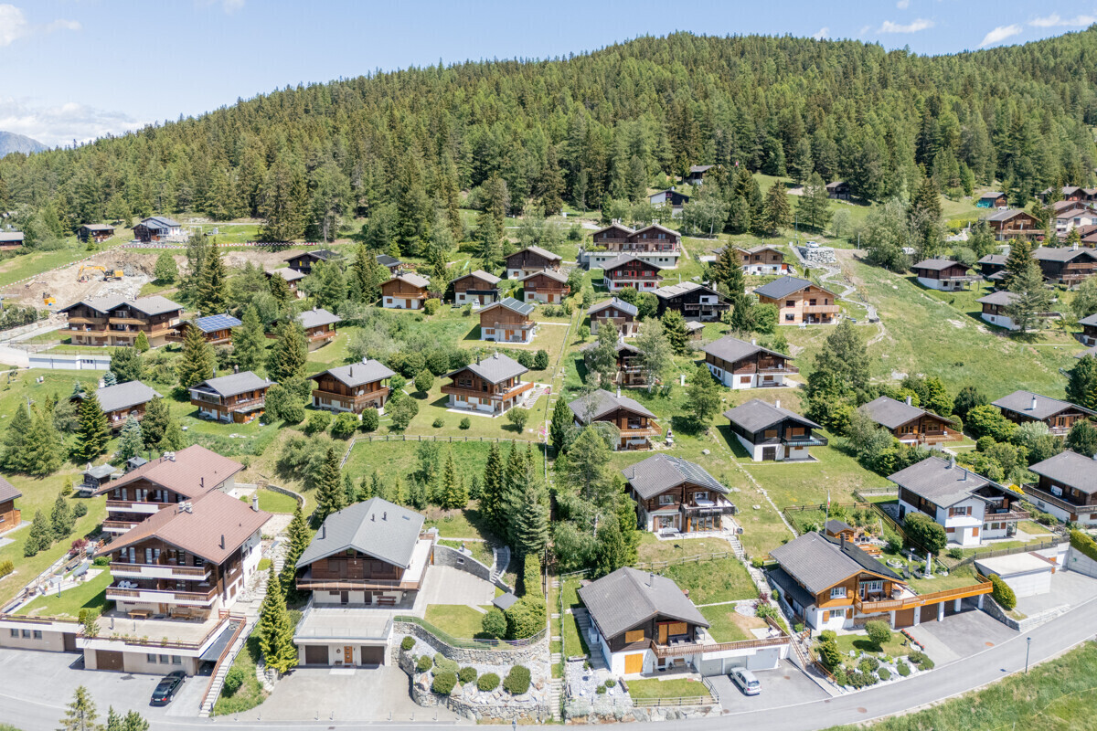 Alpine Wohnsiedlung in Hanglage
