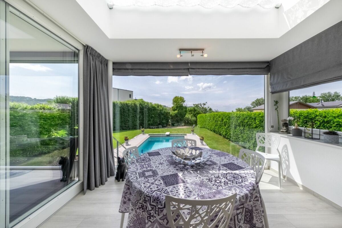 Terrasse mit Poolblick