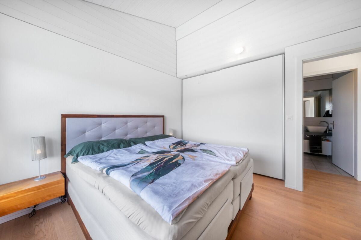 Helles Schlafzimmer mit sichtbarem Badzugang