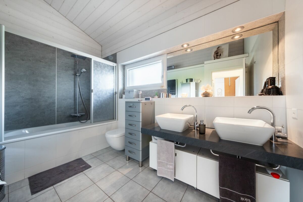 Modernes Badezimmer mit Doppelwaschtisch und Badewanne