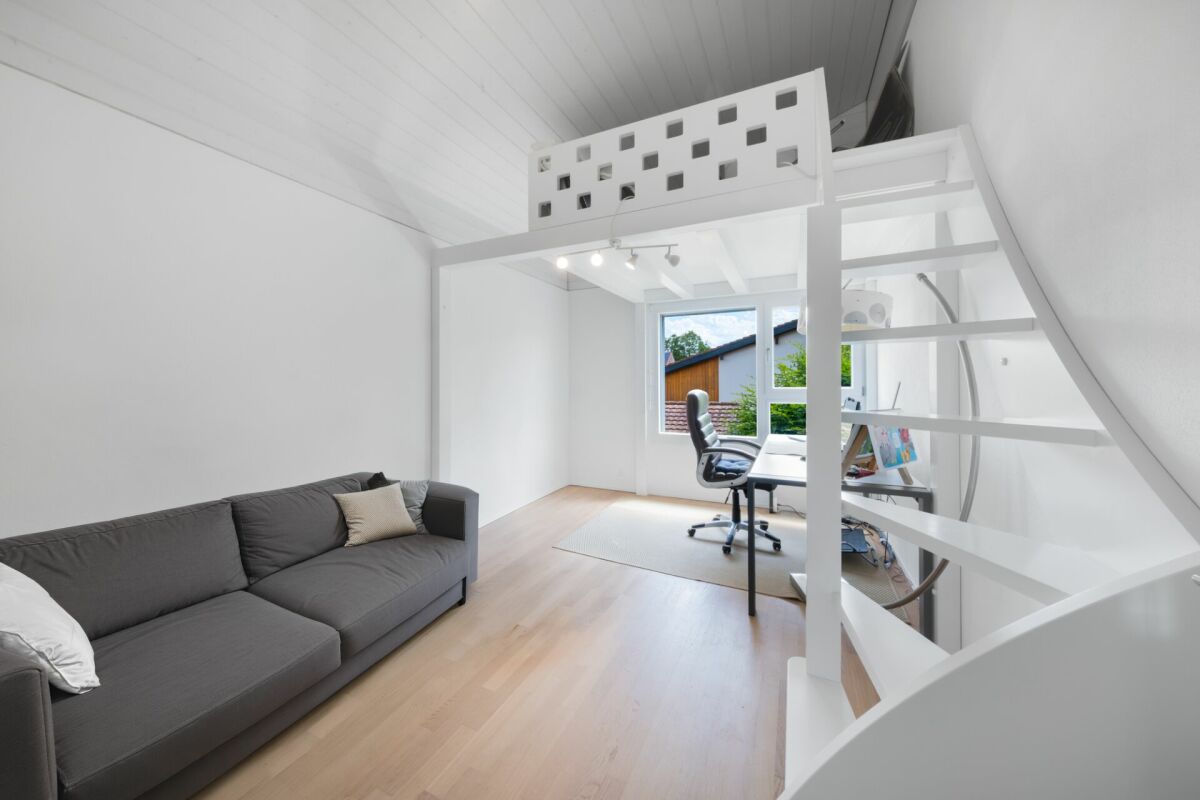 Heller Wohnraum mit Galerie und Arbeitsbereich