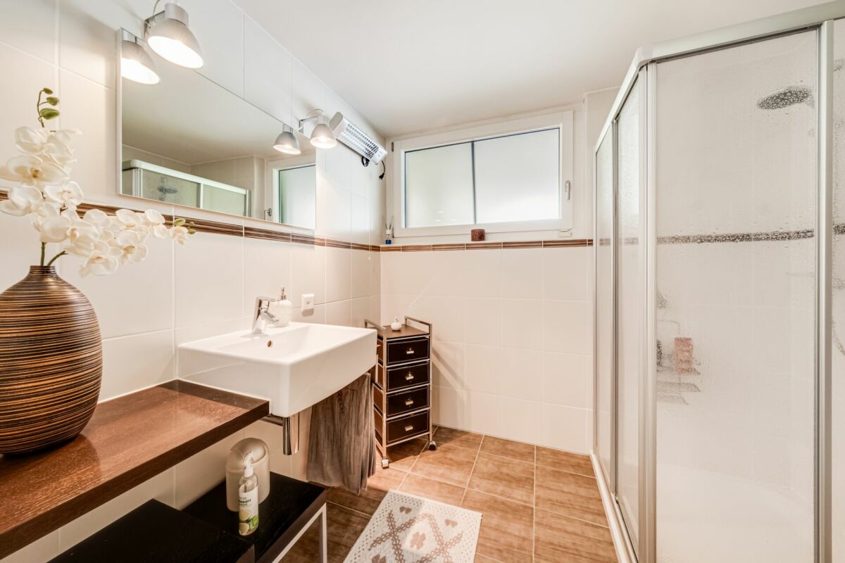 Helles Badezimmer mit Dusche und Waschbecken