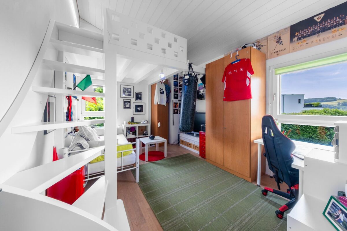 Jugendzimmer mit Hochbett und Schreibtisch