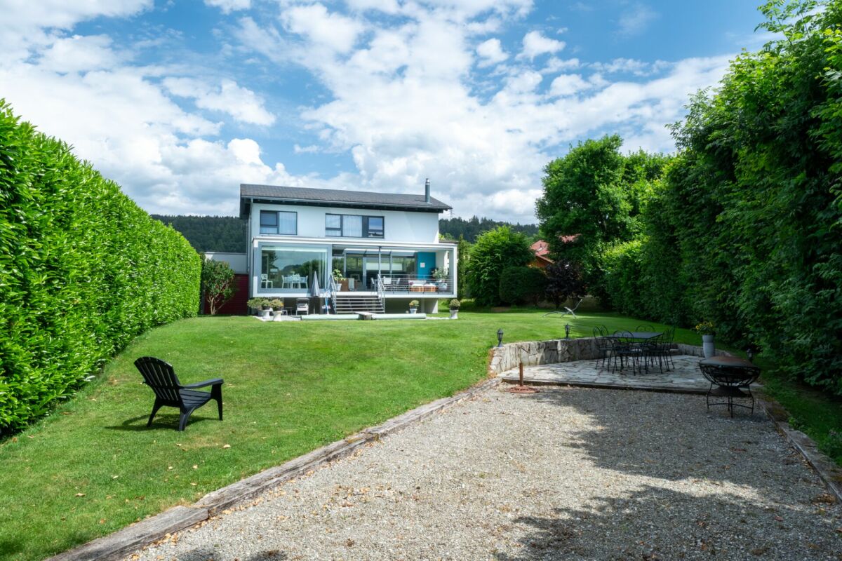 Einfamilienhaus mit großem Garten