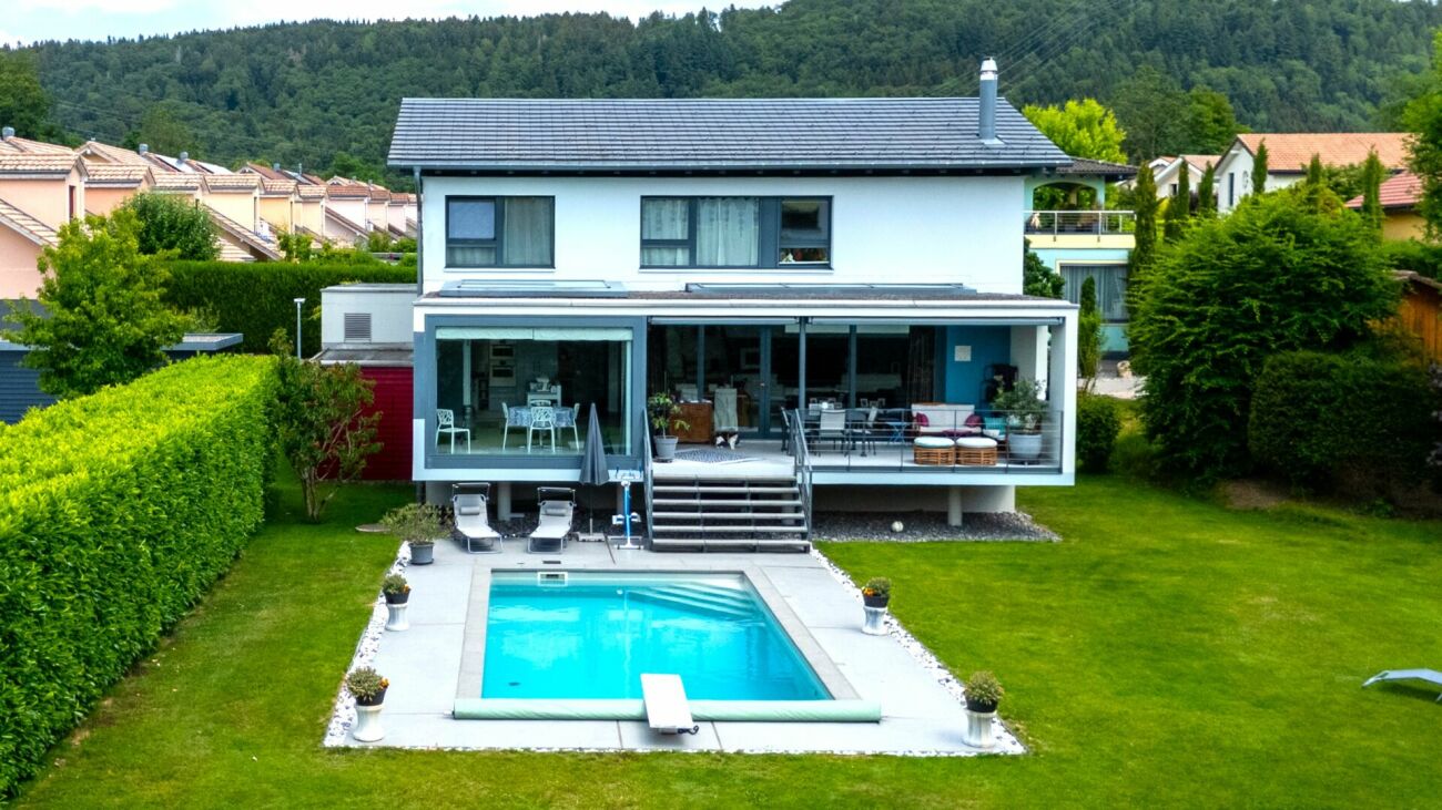 Modernes Einfamilienhaus mit Pool und Garten