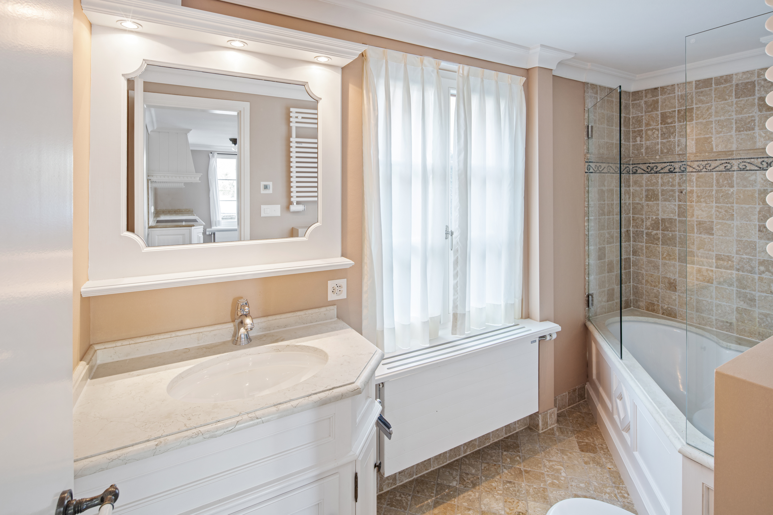 Helles Badezimmer mit Badewanne und Waschtisch