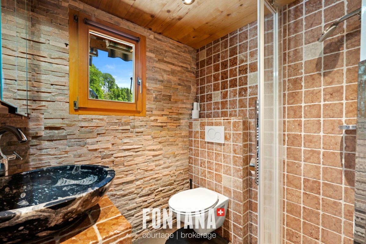 Kompaktes Badezimmer mit Naturstein und Mosaikfliesen