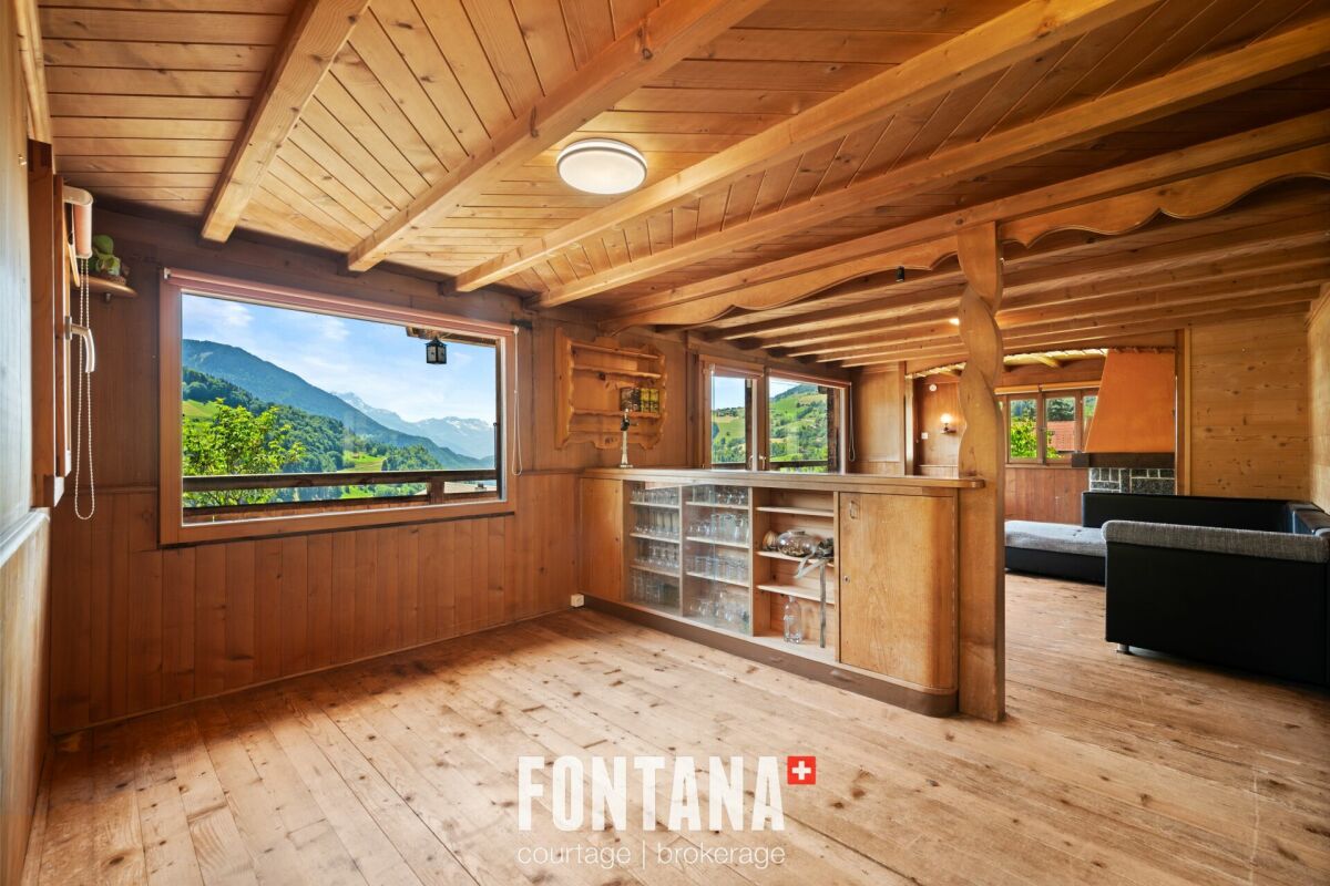 Holzgetäfelter Wohnraum mit Bergblick