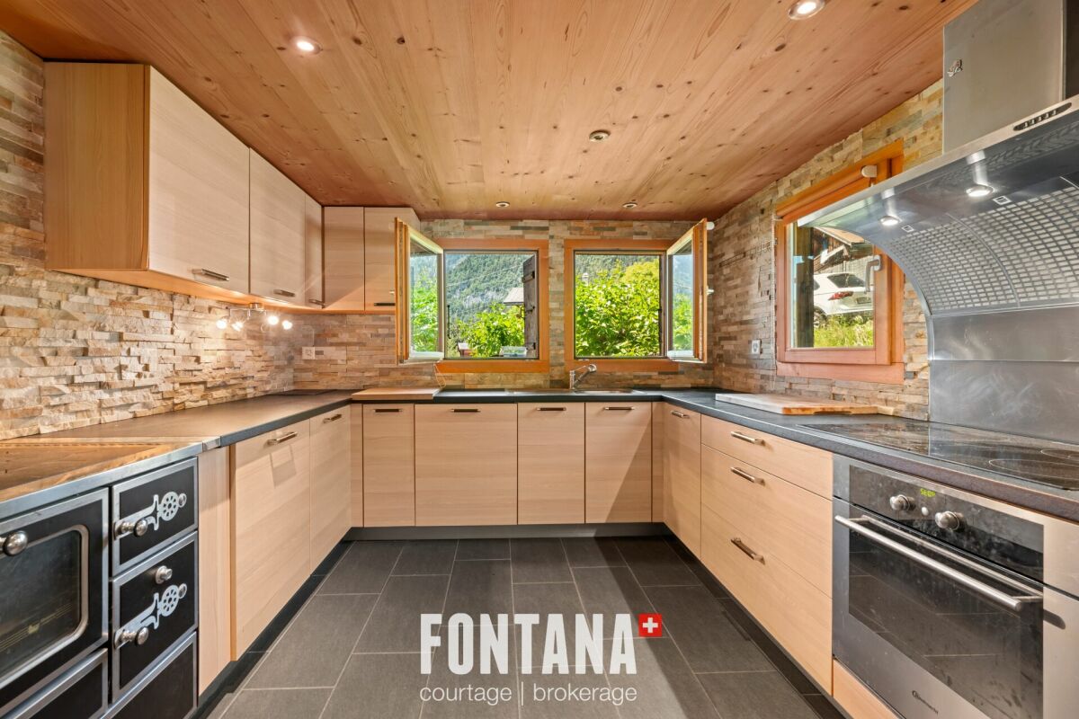 Helle, rustikale Küche mit Naturstein und Holz