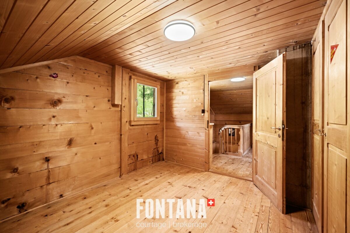 Holzvertäfelter Innenraum mit Treppe