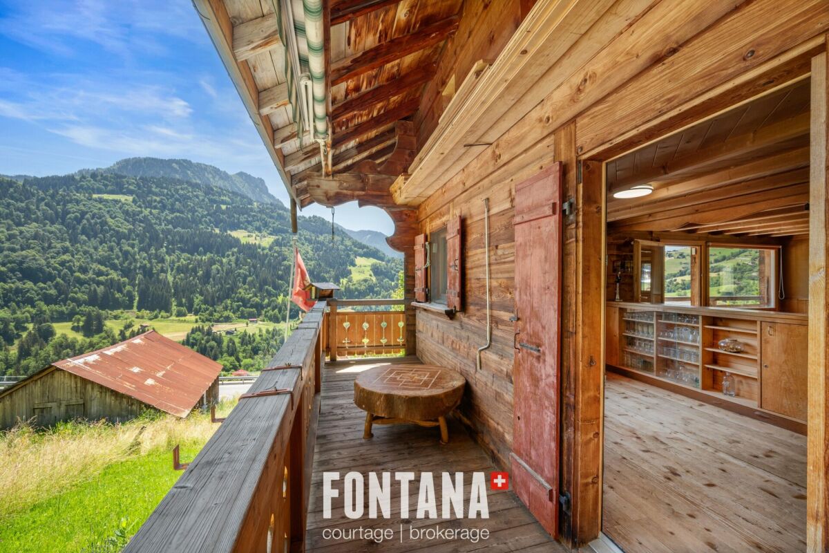 Alpenhütte mit Balkon und Bergblick