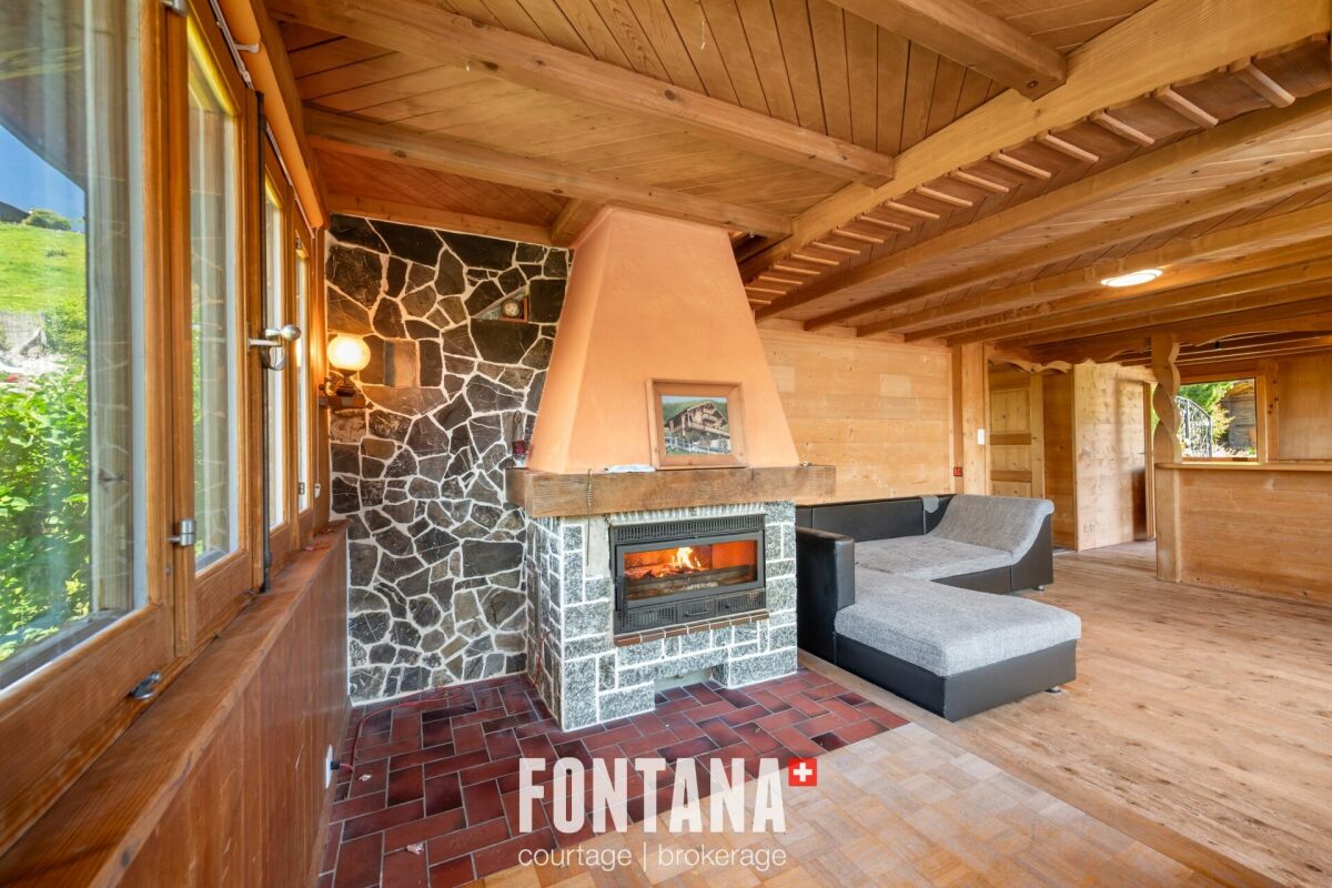 Gemütlicher Wohnraum mit Kamin und viel Holz