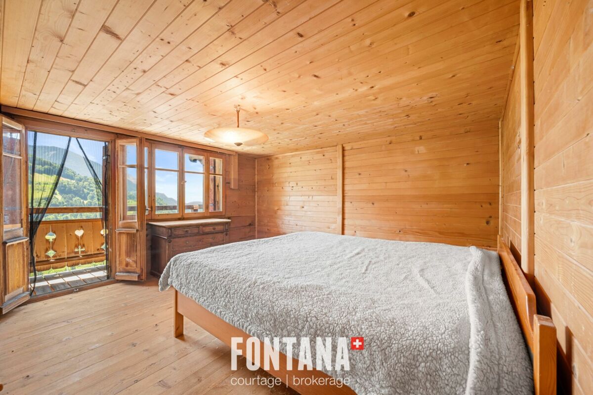 Holzverkleidetes Schlafzimmer mit Bergblick