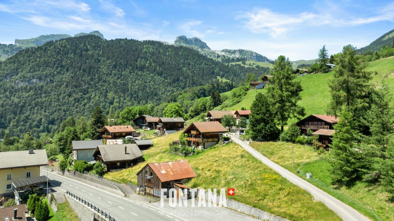 Alpine Landschaft mit verstreuten Chalets