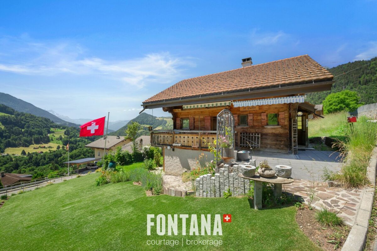 Alpenhaus mit Bergpanorama
