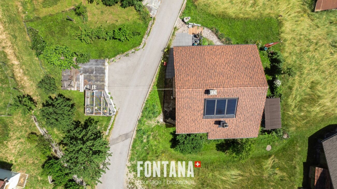 Luftaufnahme eines Hauses mit rotem Ziegeldach