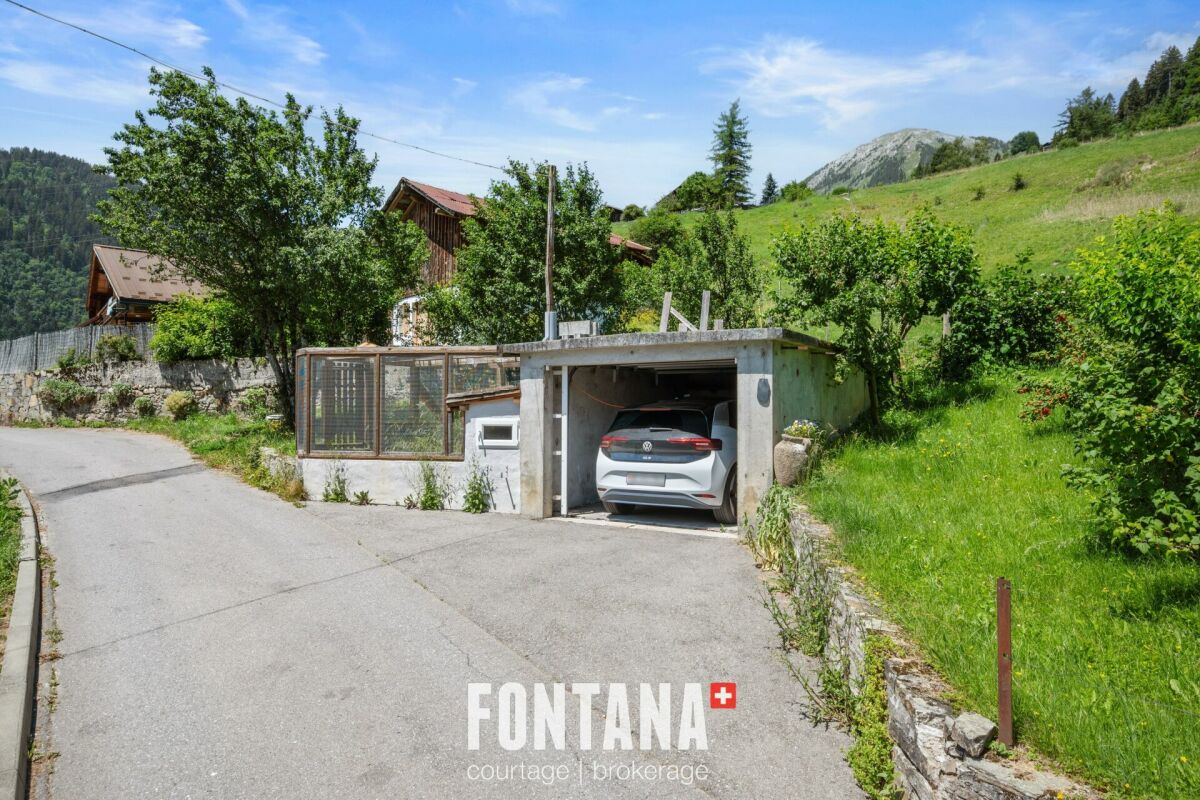 Ländliche Zufahrt mit Garage