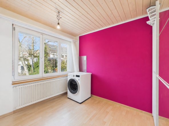 Hauswirtschaftsraum mit Fenster und Waschmaschine