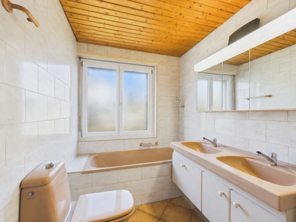 Helles Badezimmer mit Badewanne und Doppelwaschtisch