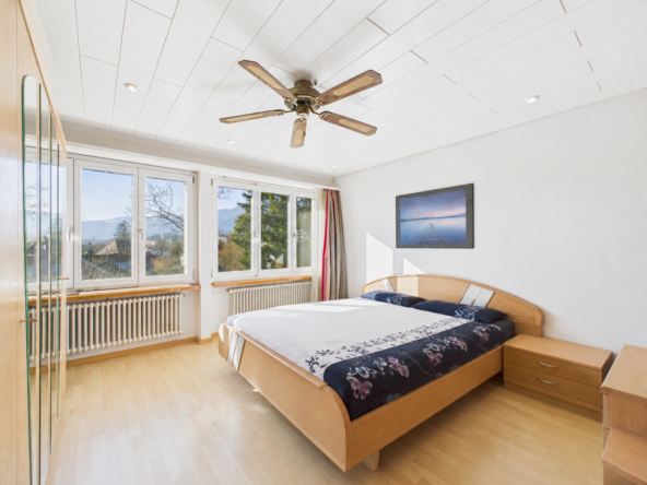 Helles Schlafzimmer mit großen Fenstern
