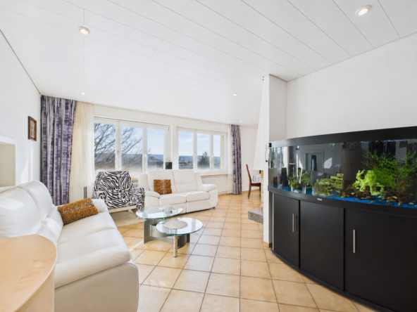 Heller Wohnraum mit Aquarium