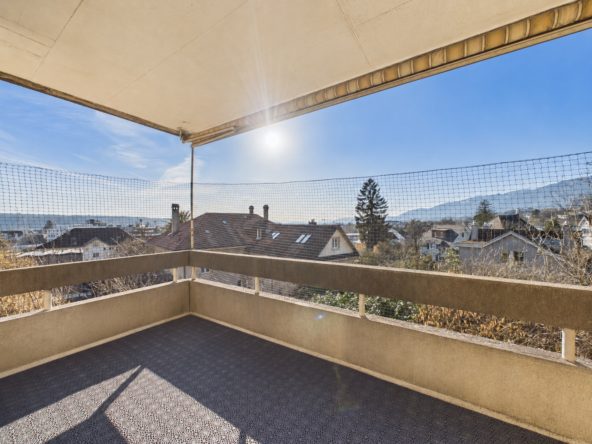 Überdachter Balkon mit Fernblick