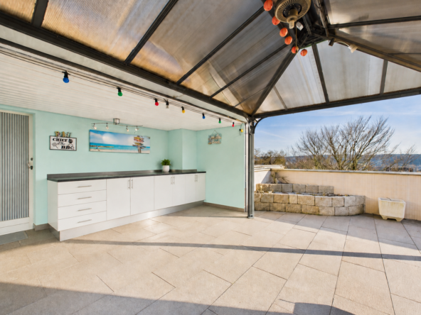 Überdachte Terrasse mit Außenküche