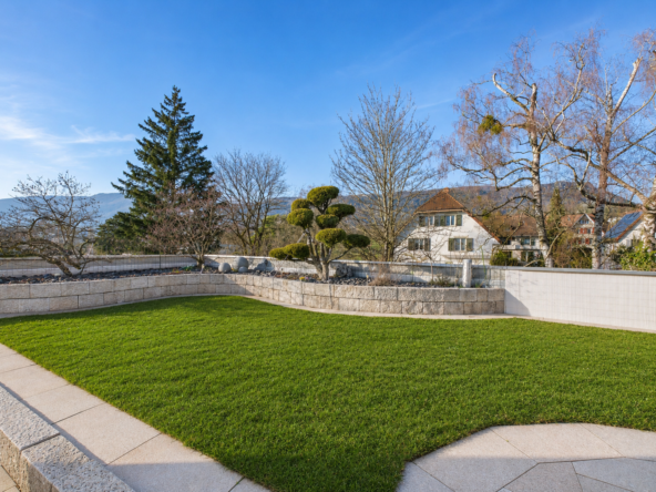 Gepflegter Garten mit Mauern und Rasen