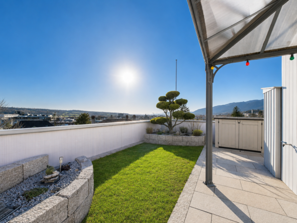 Dachterrasse mit Garten und Bergblick
