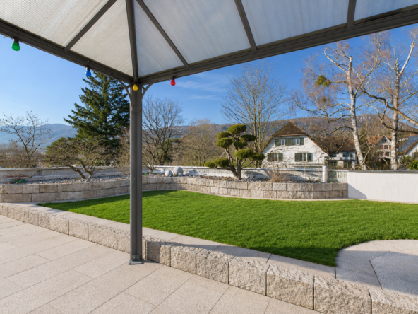 Überdachte Terrasse mit Gartenblick