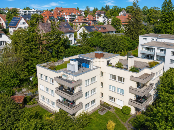 Wohnhauskomplex mit Balkonen in grüner Umgebung