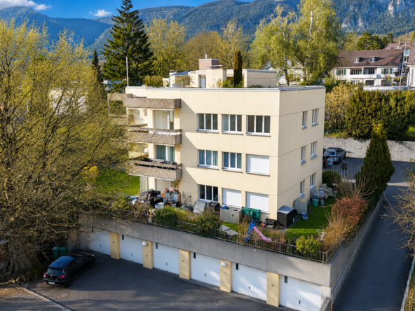 Mehrfamilienhaus mit Garagen und Garten