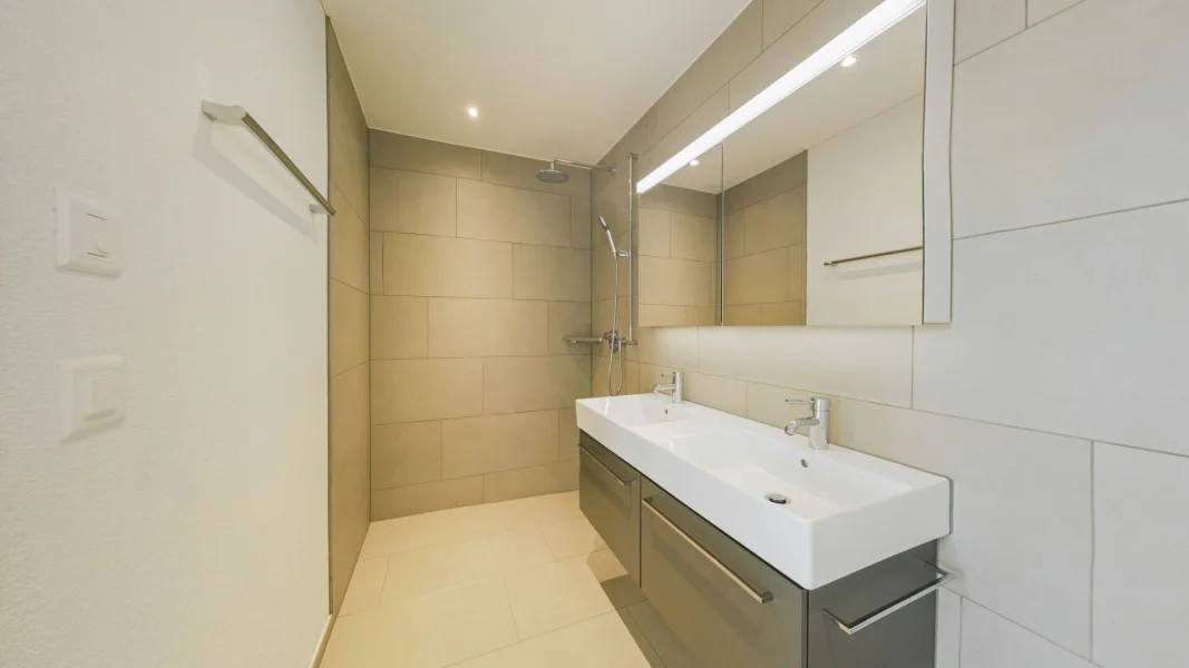 Modernes Badezimmer mit Doppelwaschbecken und Walk-in-Dusche