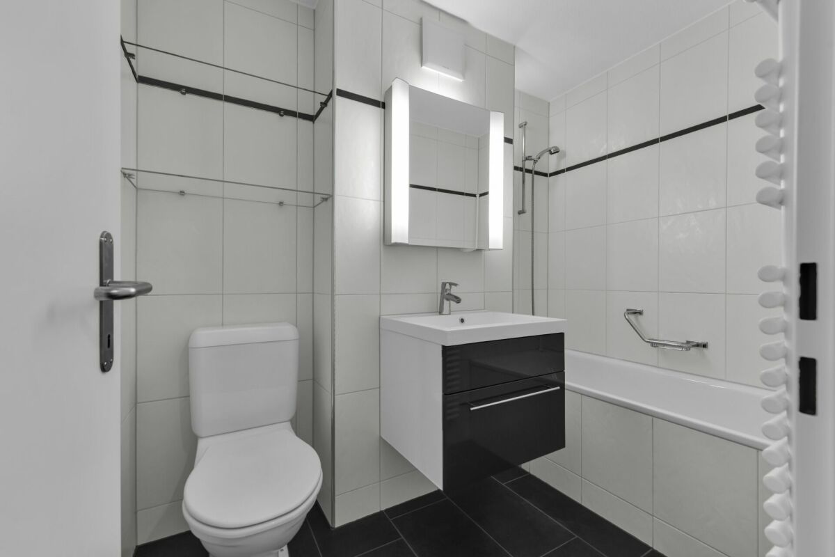 Modernes Badezimmer mit Badewanne und Waschtisch