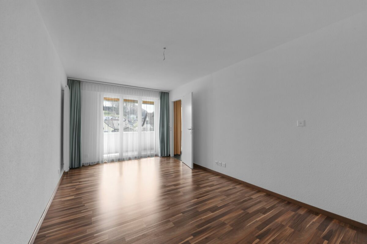Leerer heller Raum mit Balkon-/Fenstertür