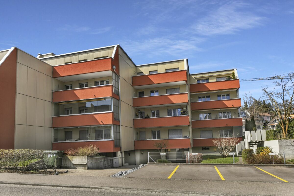 Mehrfamilienhaus mit Balkonen