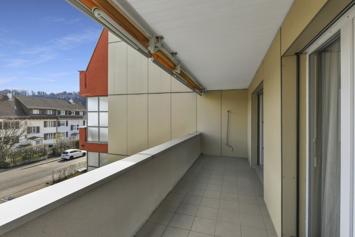 Balkon mit Blick auf Wohnstraße