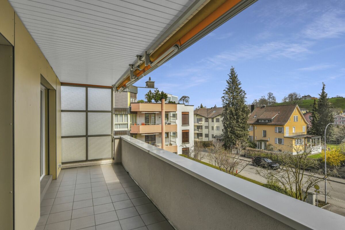 Balkon mit Blick auf Wohngebiet