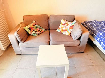 Kleines Wohnzimmer mit Sofa und Tisch