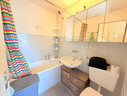 Badezimmer mit Badewanne und Spiegelschrank
