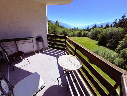 Balkon mit Berg- und Gartenblick